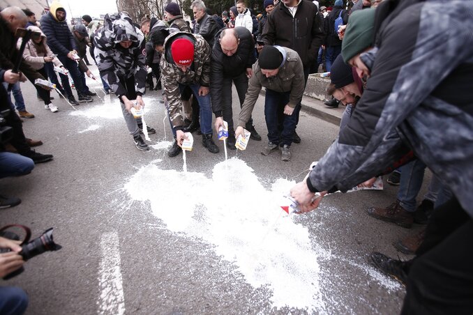 Tejet kiöntő tiltakozó tejtermelők az idén februárban (Fotó: Beta)