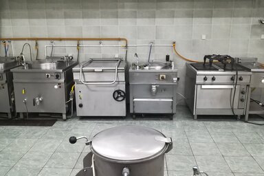 A topolyai népkonyhaprogram keretében kiemelt figyelmet fordítanak a konyha, az ételosztó helyszínek és az ételszállító edények higiéniájára