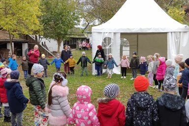 Az időjárás sem vette el a gyermekek kedvét a játékos tanulástól (Boros Gábor felvétele)