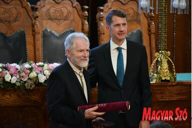 Selymesi Nándor a Pro Urbe díjat dr. Pásztor Bálinttól, a városi képviselő-testület elnökétől vehette át, fotó: Molnár Edvárd