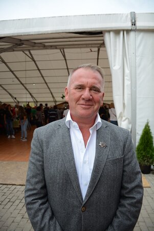 Hégely Sándor fesztiváligazgató (Paraczky László felvétele) Hégely Sándor fesztiváligazgató (Paraczky László felvétele)