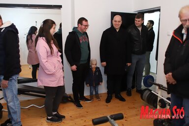 A helyiek megtekintik az újranyitott edzőtermet (Lakatos János felvétele)