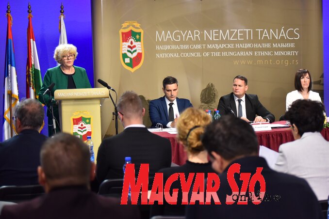 Bolje, kvalitetnije javno informisanje na maternjem jeziku – strategija treba da pomogne u ostvarenju ovog cilja – rekla je Erika Kabok, govoreći o strategiji razvoja medija i javnog informisanja za narednih pet godina (Foto: Edvard Molnar) Bolje, kvalitetnije javno informisanje na maternjem jeziku – strategija treba da pomogne u ostvarenju ovog cilja – rekla je Erika Kabok, govoreći o strategiji razvoja medija i javnog informisanja za narednih pet godina (Foto: Edvard Molnar)