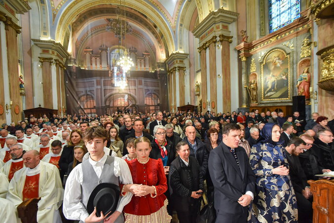 Ustoličenje biskupa privuklo je veliki broj zainteresovanih (Foto: Edvard Molnar) Ustoličenje biskupa privuklo je veliki broj zainteresovanih (Foto: Edvard Molnar)