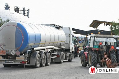 Az újvidéki kőolaj-finomítónál a körforgalmat zárták le a tiltakozók (Ótos András felvétele)