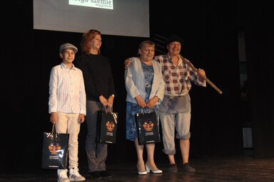 A rendezvény végén a csoportok képviselői, rendezői emléklapot és ajándékcsomagot vettek át, fotó: Vidács Hajnalka