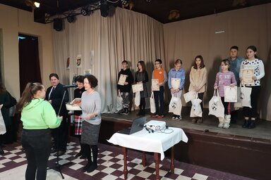 Az emlékesthez kötődő irodalmi és a képzőművészeti pályázat eredményhirdetésén: harmincegy tanintézményből 105 általános iskolás és 47 középiskolás küldte el a munkáját (Kazinczy P. Diana)