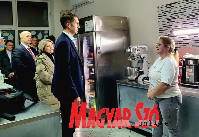 Dr. Pásztor Bálint, a VMSZ megbízott elnöke és Csernák Diana (Fotó: Kasza Jennifer felvétele) Dr. Pásztor Bálint, a VMSZ megbízott elnöke és Csernák Diana (Fotó: Kasza Jennifer felvétele)