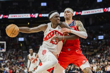 Pascal Siakam tör kosárra Kyle Kuzma mellett (Fotó: Beta/AP)