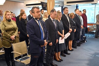 A résztvevők egyperces néma csenddel emlékeztek meg az elhunyt Pásztor Istvánról. Balról az első Forintos Róbert (Ótos András felvétele)