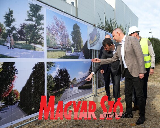 Milan Đurić és Igor Mirović a készülő park látványterveit vizsgálja (Fotó: Dávid Csilla) Milan Đurić és Igor Mirović a készülő park látványterveit vizsgálja (Fotó: Dávid Csilla)