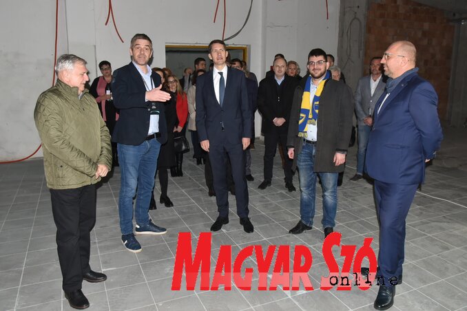 A délután folyamán megtekintették a Tisza Automotive épülő gyártócsarnokát (Gergely Árpád felvétele) A délután folyamán megtekintették a Tisza Automotive épülő gyártócsarnokát (Gergely Árpád felvétele)