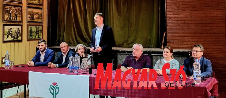 Kerekes József, Juhász Attila, Ökrész Rozália, dr. Pásztor Bálint, Sziveri Béla, Pintér Anna-Mária és Molnár Viktor (Fotó: Kasza Jennifer felvétele) Kerekes József, Juhász Attila, Ökrész Rozália, dr. Pásztor Bálint, Sziveri Béla, Pintér Anna-Mária és Molnár Viktor (Fotó: Kasza Jennifer felvétele)