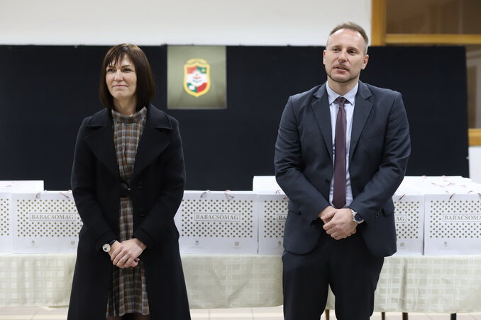 Rigó Pál Zsófia és Kovács Károly a bácsfeketehegyi csomagosztáson (Lakatos János felvétele) Rigó Pál Zsófia és Kovács Károly a bácsfeketehegyi csomagosztáson (Lakatos János felvétele)