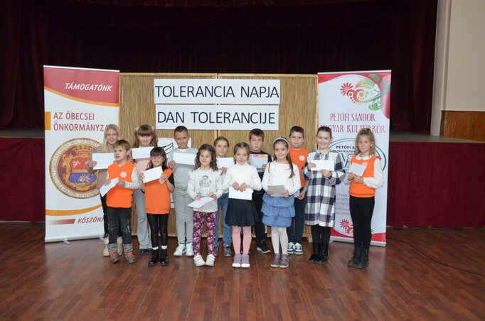 A szerbül szavaló, díjazott tanulók egy része, fotó: Petőfi Sándor Magyar Kultúrkör A szerbül szavaló, díjazott tanulók egy része, fotó: Petőfi Sándor Magyar Kultúrkör