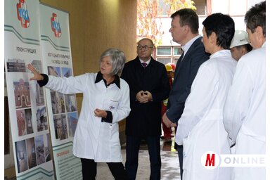 Dr. Edita Stokić a felújítási terveket ismerteti a tartományi kormányfőnek (Fotó: Dávid Csilla)