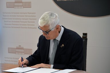 Momo Čolaković kiírja a tartományi képviselőházi választásokat (Dávid Csilla felvétele)