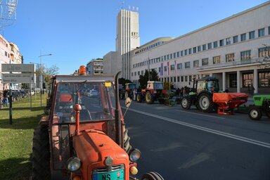 A tartományi képviselőház előtt tüntettek traktoraikkal egy órán keresztül a gazdák (Fotó: Dávid Csilla)