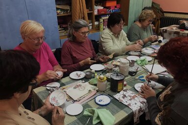 A műhelymunkákon az adventi vásárra készülnek (Topolyai Caritas Ház)