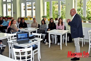 Dr. Matos László tájékoztatta a diákokat a fontos tudnivalókról, fotó: Gergely Árpád