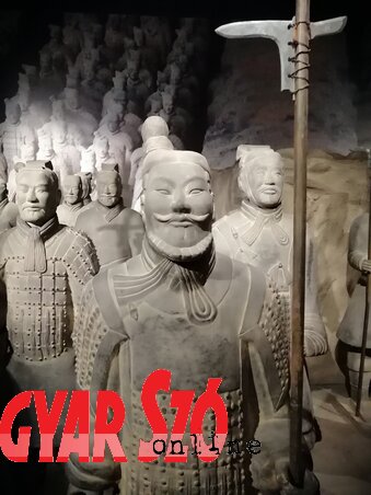 Nyolcezer terrakotta katona őrzi az első kínai császár nyughelyét (Fotó: Csík Mónika felvétele)