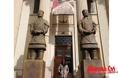 Marcona agyagkatonák posztolnak a múzeum bejáratánál (Fotó: Sándor Zoltán felvétele)
