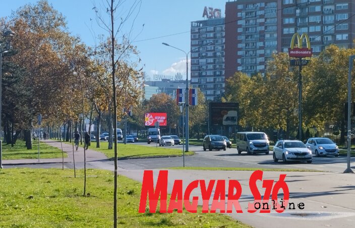 A szerencsejátékok reklámjai a legszembetűnőbb helyeken is megtalálhatók, köztük a fiatalok kedvenc találkahelyeinek környékén is (Fotó: Miklós Hajnalka felvétele) A szerencsejátékok reklámjai a legszembetűnőbb helyeken is megtalálhatók, köztük a fiatalok kedvenc találkahelyeinek környékén is (Fotó: Miklós Hajnalka felvétele)