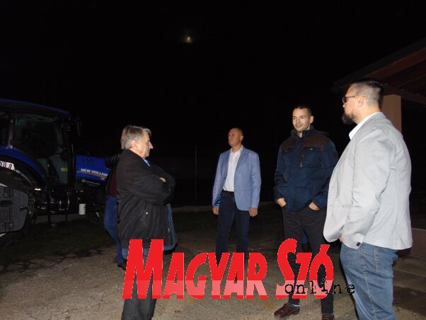 Juhász Bálint, Kónya Róbert és Dobai János Lőrinc Zsolt gazdálkodónál megtekintette a gépparkot Juhász Bálint, Kónya Róbert és Dobai János Lőrinc Zsolt gazdálkodónál megtekintette a gépparkot