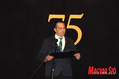 Kudlik Zoltán ünnepi köszöntője közben (Vidács Hajnalka felvétele)