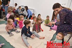 Ringató foglalkozás és babacsomagosztás az újvidéki Petőfi Sándor Magyar Művelődési Központban