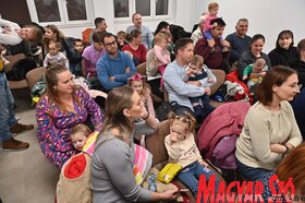 Ringató foglalkozás és babacsomagosztás az újvidéki Petőfi Sándor Magyar Művelődési Központban