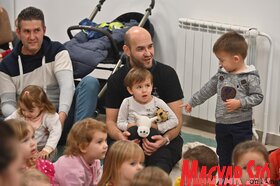 Ringató foglalkozás és babacsomagosztás az újvidéki Petőfi Sándor Magyar Művelődési Központban