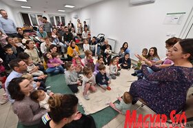 Ringató foglalkozás és babacsomagosztás az újvidéki Petőfi Sándor Magyar Művelődési Központban