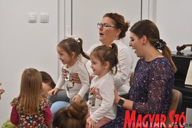 Ringató foglalkozás és babacsomagosztás az újvidéki Petőfi Sándor Magyar Művelődési Központban