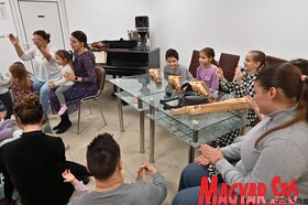 Ringató foglalkozás és babacsomagosztás az újvidéki Petőfi Sándor Magyar Művelődési Központban