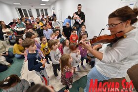 Ringató foglalkozás és babacsomagosztás az újvidéki Petőfi Sándor Magyar Művelődési Központban
