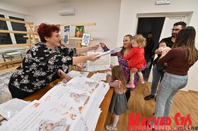Ringató foglalkozás és babacsomagosztás az újvidéki Petőfi Sándor Magyar Művelődési Központban