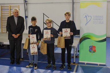 A topolyai csapat Fazekas Ferenc megyés püspökkel az eredményhirdetéskor (Katona Marianna)