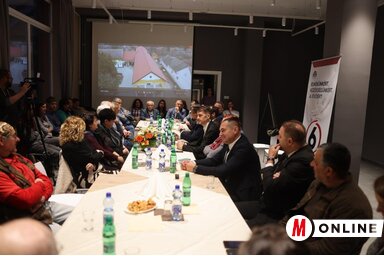 Huszonöt civil szervezet működik Kishegyes községben, képviselőik tartalmas megbeszélést folytattak a VMSZ listavezetőivel és jelöltjeivel (Gulyás Réka)