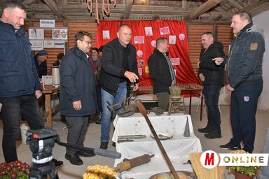 Juhász Attila és munkatársai a vendéglátóik társaságában, fotó: Gergely József