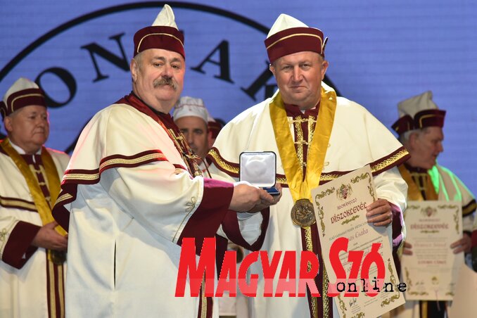 Borsos Csaba átveszi az arany nagykereszt kitüntetést (Fotó: Gergely Árpád) Borsos Csaba átveszi az arany nagykereszt kitüntetést (Fotó: Gergely Árpád)