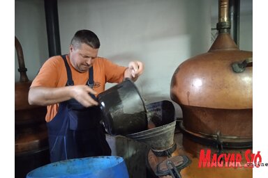 Csakis kifogástalan alapanyag kerülhet a kazánba (Garbac Sarolta felvétele)