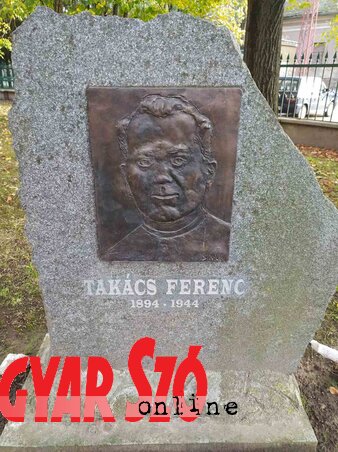 Dr. Takács Ferenc apátplébános emlékhelyét 2014-ben állították fel Péterrévén a Mindenszentek Plébánia templomkertjében (Fotó: Baranyi László, plébános) Dr. Takács Ferenc apátplébános emlékhelyét 2014-ben állították fel Péterrévén a Mindenszentek Plébánia templomkertjében (Fotó: Baranyi László, plébános)