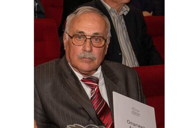 Kanyó Béla kezében az Október díjjal (Fotó: Komáromi József)