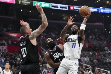 Irving emelkedik dobásra Daniel Theis és Harden gyűrűjében (Fotó: Beta/AP)
