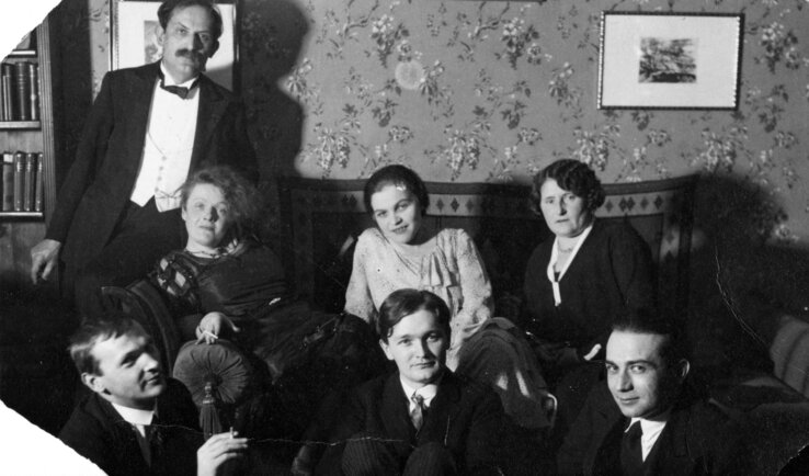 Szilveszter Németh László író lakásán 1931-ben – Babits Mihály, Török Sophie, Németh Lászlóné, Farkas Zoltánné, Erdélyi József, Németh László és Illyés Gyula (Forrás: Fortepan / Németh László Társaság) Szilveszter Németh László író lakásán 1931-ben – Babits Mihály, Török Sophie, Németh Lászlóné, Farkas Zoltánné, Erdélyi József, Németh László és Illyés Gyula (Forrás: Fortepan / Németh László Társaság)