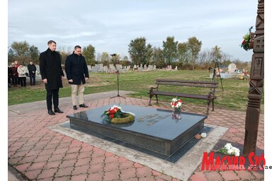 Dr. Pásztor Bálint és Juhász Bálint Csubela Ferenc sírjánál (Kazinczy Paszterkó Diana felvétele)