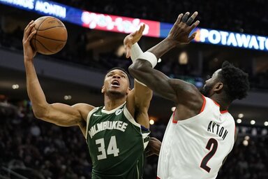 A Phoenixből Portlandbe érkezett center, DeAndre Ayton nem sokra ment Giannisszal szemben (Fotó: Beta/AP)