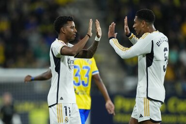 A madridiak két gólszerzője, Rodrygo és Bellingham pacsizik (Fotó: Beta/AP)