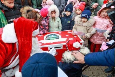 A Télapó elhelyezte a városháza előtti téren a kívánságdobozt (Forrás: Nagykikinda Városa)